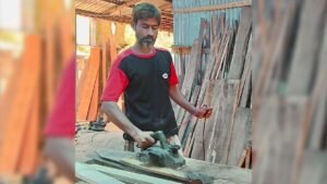 ৪৫ বছর বয়সে এসএসসি পাস করে দৃষ্টান্ত স্থাপন করলেন চাঁপাইনবাবগঞ্জের কাঠমিস্ত্রি নাসিমুল