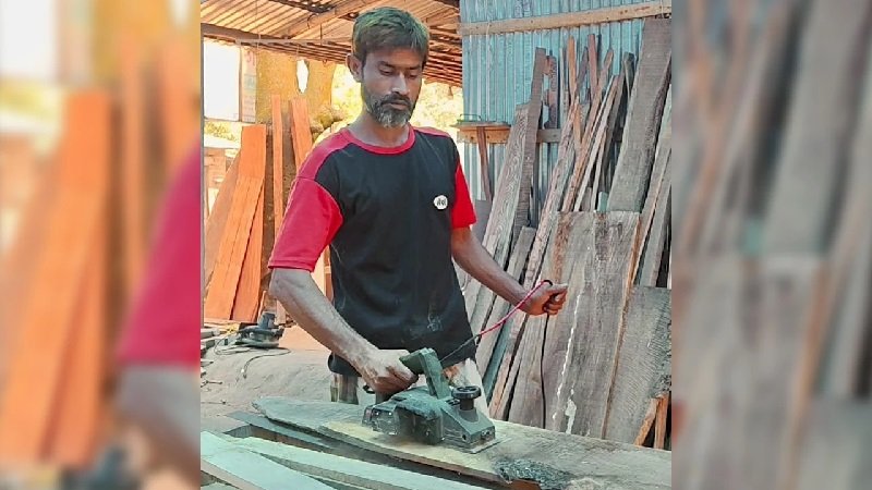৪৫ বছর বয়সে এসএসসি পাস করে দৃষ্টান্ত স্থাপন করলেন চাঁপাইনবাবগঞ্জের কাঠমিস্ত্রি নাসিমুল