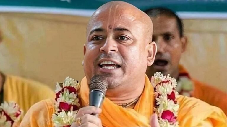 প্রেক্ষাপট: দুই মামলায় জামিন পেলেন চিন্ময় কৃষ্ণ দাস