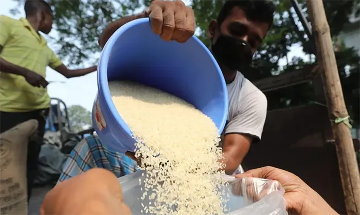 খাদ্যবান্ধব কর্মসূচিতে ১৫ টাকা কেজি দরে চাল পাচ্ছেন ৫৫ লাখ কার্ডধারী