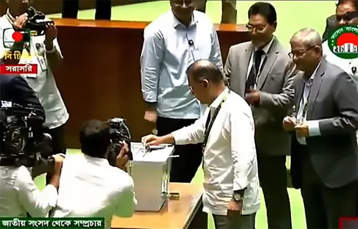 ৩৫ বছর পর ২৩তম প্রেসিডেন্ট নির্বাচন: জাতীয় সংসদে চলছে ভোটগ্রহণ