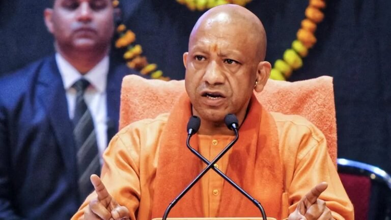 দেশভাগের জন্য কংগ্রেসকে দায়ী করলেন যোগী আদিত্যনাথ, তুললেন হিন্দু গ্রাম হস্তান্তরের অভিযোগ