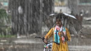 ঢাকাসহ দেশের আট বিভাগেই মাঝারি থেকে ভারি বর্ষণের পূর্বাভাস