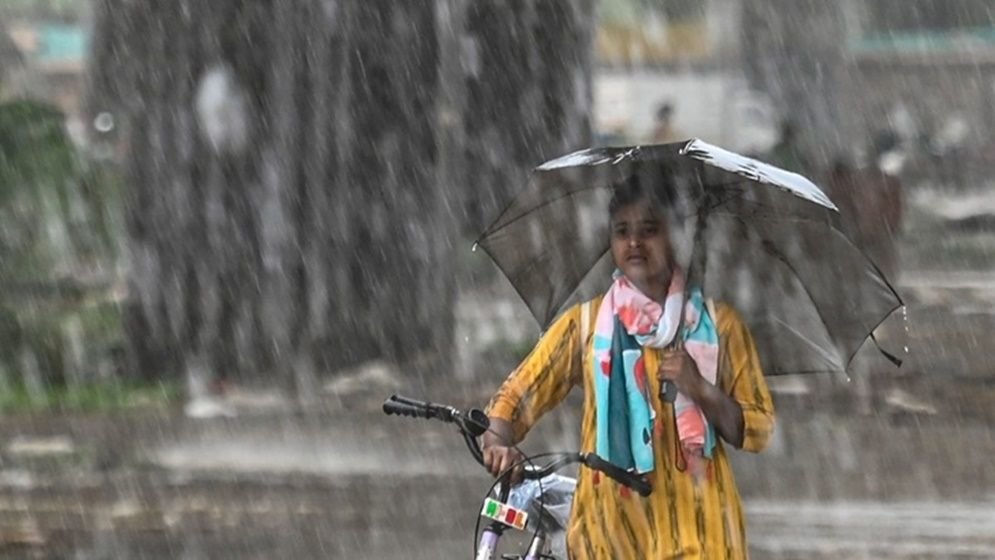 ঢাকাসহ দেশের আট বিভাগেই মাঝারি থেকে ভারি বর্ষণের পূর্বাভাস