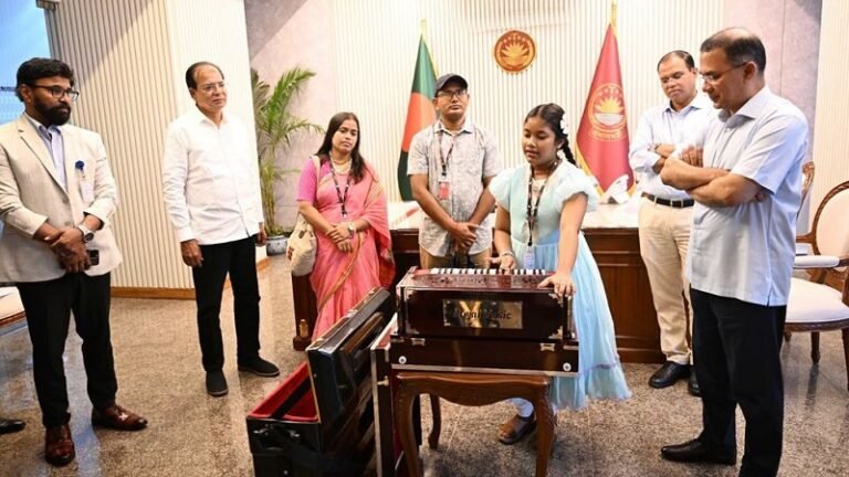 প্রধানমন্ত্রীর উপহার পেল ক্ষুদে সংগীতশিল্পী অনুশ্রী, পূরণ হলো হারমোনিয়ামের স্বপ্ন
