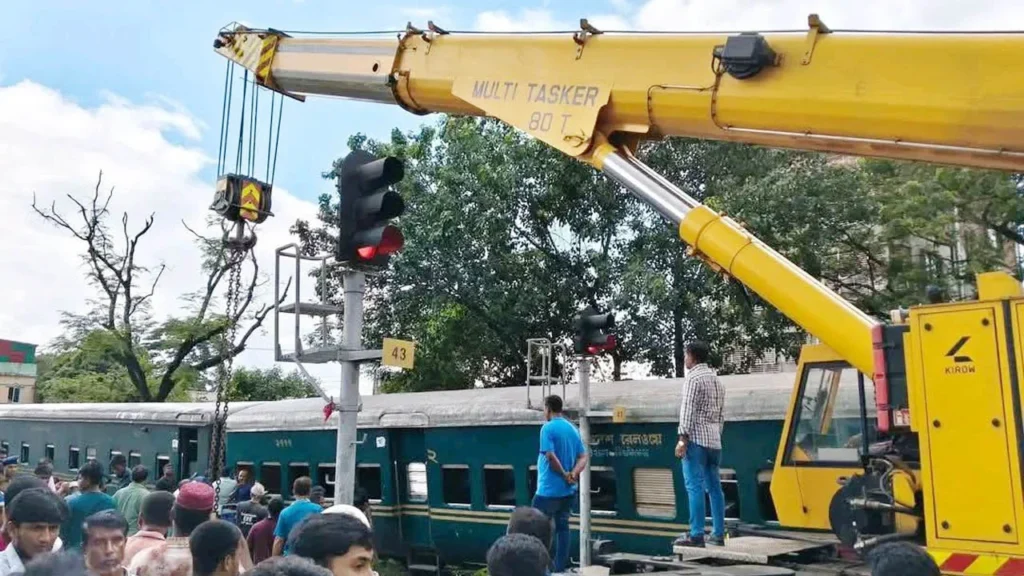 গফরগাঁওয়ে ট্রেনের ৪ বগি লাইনচ্যুত: ৮ ঘণ্টা পর ঢাকা-ময়মনসিংহ রুটে ট্রেন চলাচল স্বাভাবিক