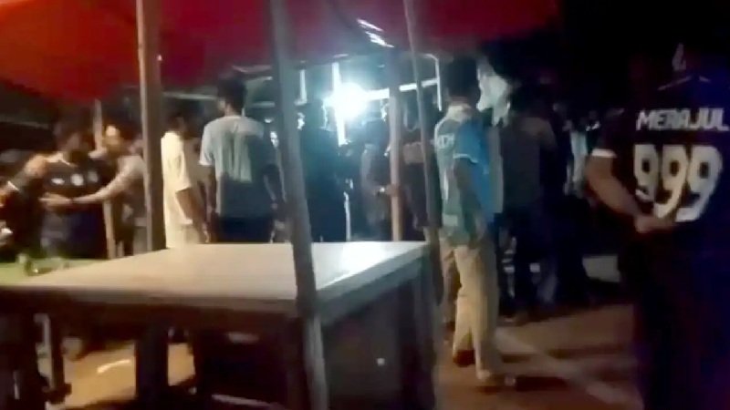 প্রেমের প্রস্তাবকে কেন্দ্র করে বরিশাল বিশ্ববিদ্যালয়ে দুই বিভাগের শিক্ষার্থীদের মধ্যে দফায় দফায় সংঘর্ষ
