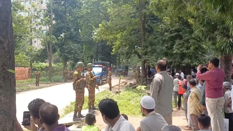 ফৌজদারহাটে জলিল টেক্সটাইলের জমিতে সমরাস্ত্র কারখানা: পাওনা নিয়ে শ্রমিকদের তীব্র বিক্ষোভ