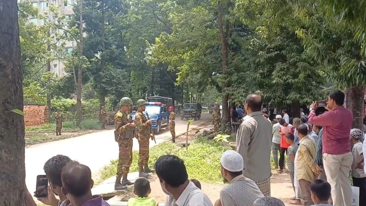 ফৌজদারহাটে জলিল টেক্সটাইলের জমিতে সমরাস্ত্র কারখানা: পাওনা নিয়ে শ্রমিকদের তীব্র বিক্ষোভ