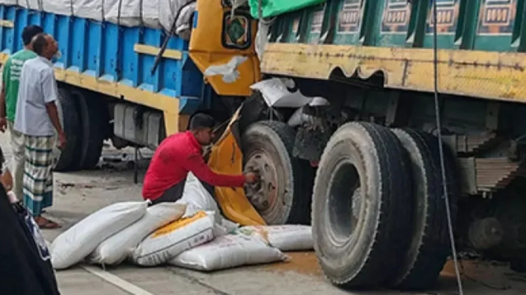 বগুড়ায় দাঁড়িয়ে থাকা ট্রাকে ধাক্কা, ঘটনাস্থলেই প্রাণ হারালেন দুইজন