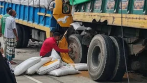 বগুড়ায় দাঁড়িয়ে থাকা ট্রাকে ধাক্কা, ঘটনাস্থলেই প্রাণ হারালেন দুইজন