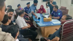 জগন্নাথ বিশ্ববিদ্যালয়ের বাসে হামলা: জড়িতদের ২৪ ঘণ্টার মধ্যে গ্রেপ্তারের আল্টিমেটাম উপাচার্যের