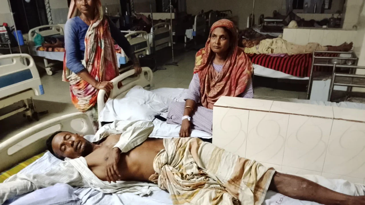 জয়পুরহাটে ছাত্রদল নেতার বাড়িতে হামলা ও ভাঙচুর, আহত বাবা-মা হাসপাতালে