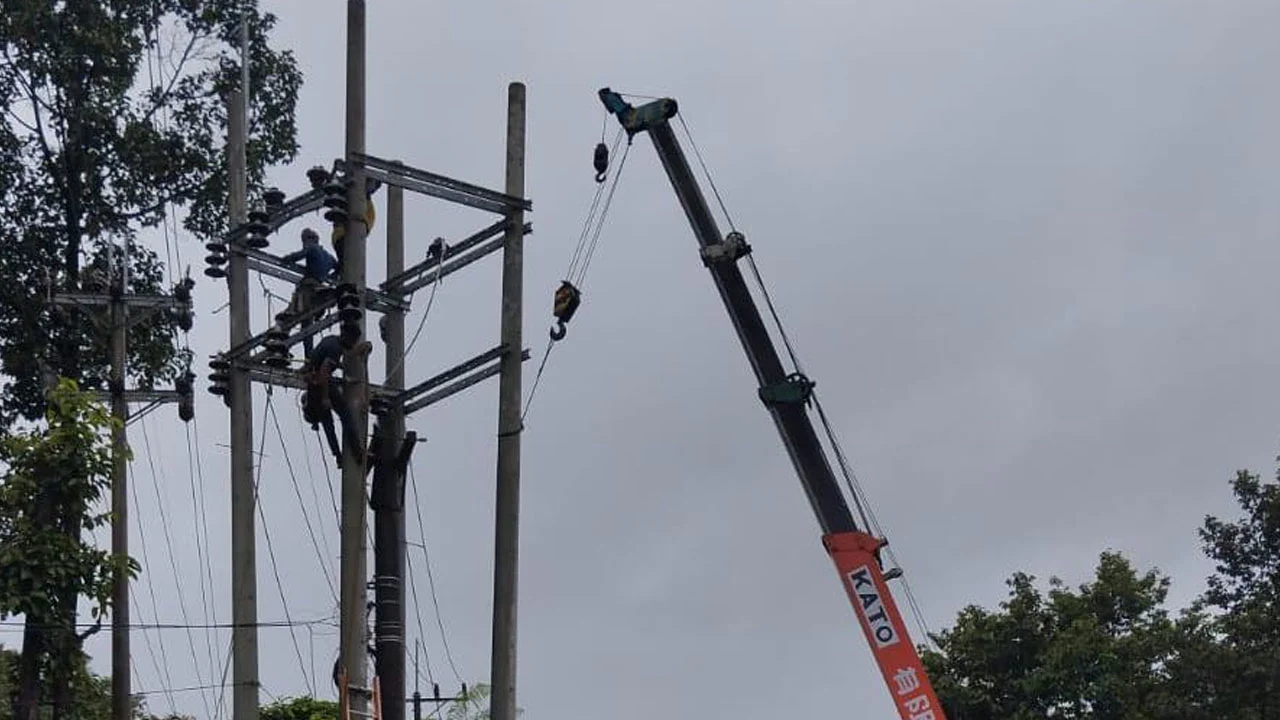 ভারি বৃষ্টিতে গাছ পড়ে উখিয়া-টেকনাফে ৮ ঘণ্টা বিদ্যুৎহীন, চরম দুর্ভোগে গ্রাহকরা