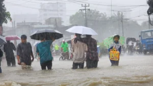 ভারী বর্ষণে আবারও জলাবদ্ধতায় স্থবির চট্টগ্রাম, জনজীবনে চরম ভোগান্তি