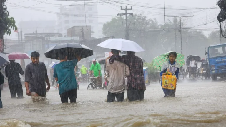 ভারী বর্ষণে আবারও জলাবদ্ধতায় স্থবির চট্টগ্রাম, জনজীবনে চরম ভোগান্তি