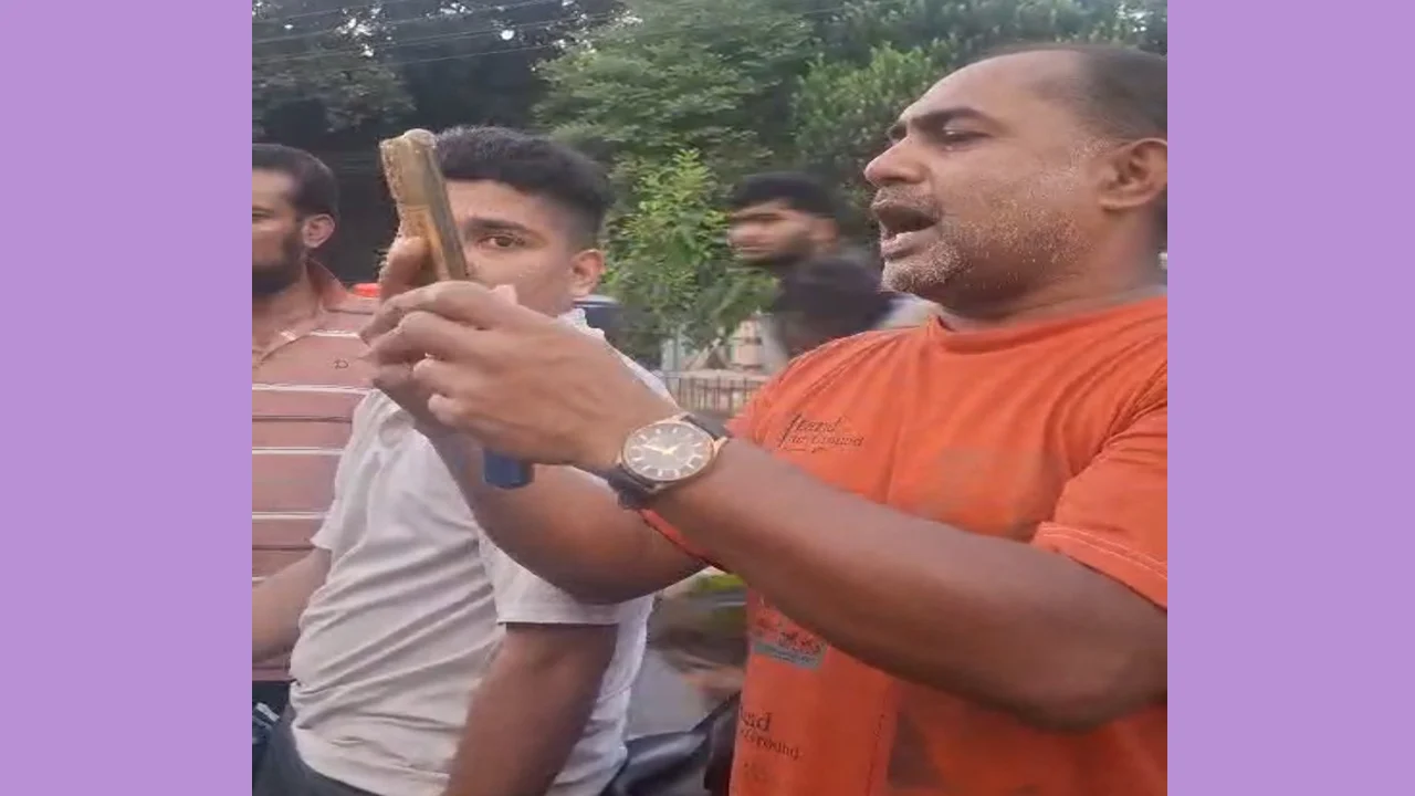 মাগুরায় পুলিশ সদস্যকে প্রকাশ্যে থাপ্পড় মারলেন ছাত্রদল নেতা, ভিডিও ভাইরাল