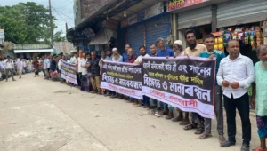 লক্ষ্মীপুরে প্রবাসী মনিরসহ তিনজনের মৃত্যুর ঘটনায় দ্রুত বিচারের দাবিতে মানববন্ধন