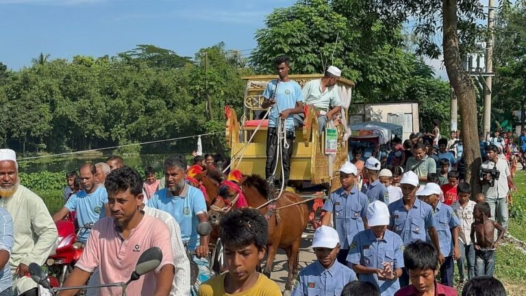 ঘোড়ার গাড়িতে রাজকীয় বিদায়: ৩৯ বছরের শিক্ষকতা জীবনের ইতি টানলেন জোৎস্না আরা