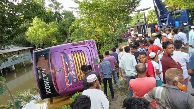 কলাপাড়ায় পুকুরে পড়লো পর্যটকবাহী স্লিপার বাস, আহত ১৫