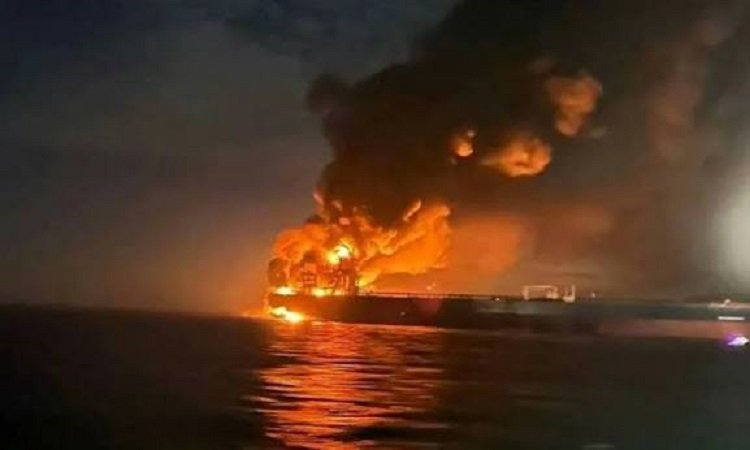 হরমুজ প্রণালীতে সামুদ্রিক মাইনের আঘাতে সুপারট্যাংকারে অগ্নিকাণ্ড