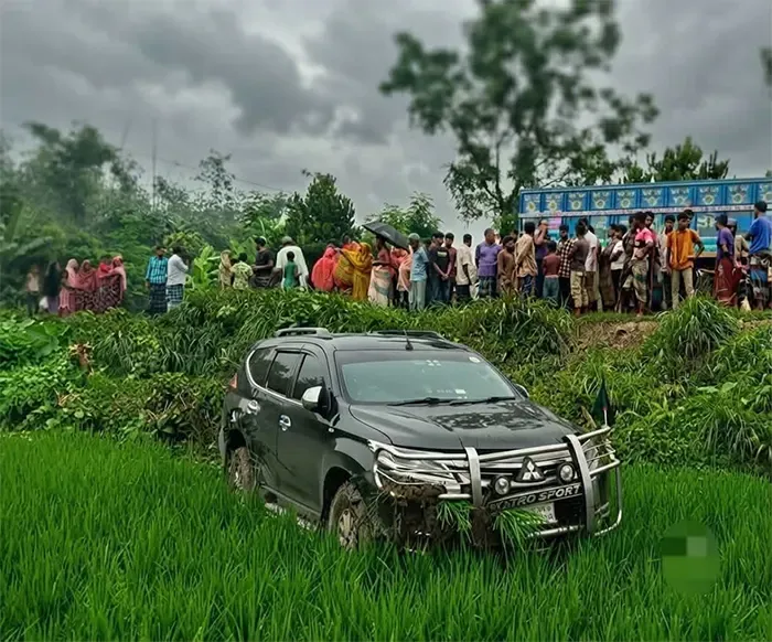বগুড়ায় নিয়ন্ত্রণ হারিয়ে ধানক্ষেতে প্রতিমন্ত্রীর গাড়ি, আহত প্রতিমন্ত্রী ও এক বৃদ্ধা