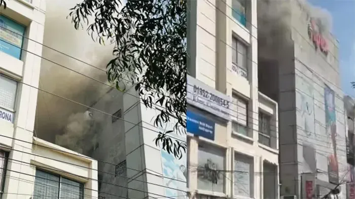 ধানমন্ডিতে এপেক্সের শো-রুমে আগুন, নিয়ন্ত্রণে কাজ করছে ফায়ার সার্ভিস