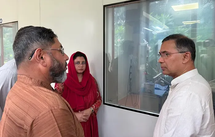 আহত সেনা কর্মকর্তাকে দেখতে সিএমএইচে প্রধানমন্ত্রী তারেক রহমান