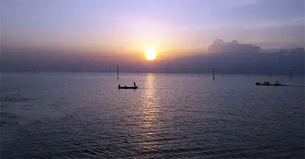 কিশোরগঞ্জের করিমগঞ্জে হাওরে মাছ ধরতে গিয়ে বজ্রপাতে চাচা-ভাতিজার মৃত্যু