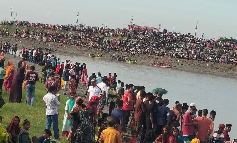 সাতক্ষীরায় বেতনা নদীতে ঐতিহ্যবাহী নৌকাবাইচ, মাতোয়ারা দর্শক