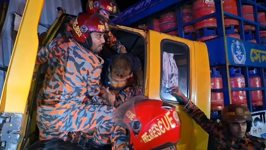 মুন্সিগঞ্জে এক্সপ্রেসওয়েতে ট্রাকের ধাক্কায় চালক আটকা, ২০ মিনিটের চেষ্টায় জীবিত উদ্ধার