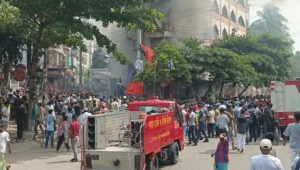 মিরপুরে উচ্ছেদ অভিযানে সংঘর্ষ: সিটি কর্পোরেশনের গাড়িতে আগুন