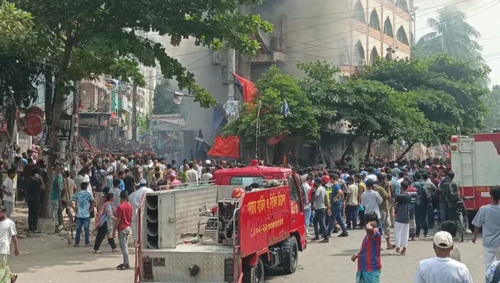 মিরপুরে উচ্ছেদ অভিযানে সংঘর্ষ: সিটি কর্পোরেশনের গাড়িতে আগুন