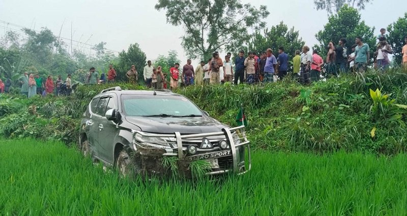 বগুড়ায় পথচারীকে বাঁচাতে গিয়ে ধানক্ষেতে প্রতিমন্ত্রীর গাড়ি, আহত দম্পতি