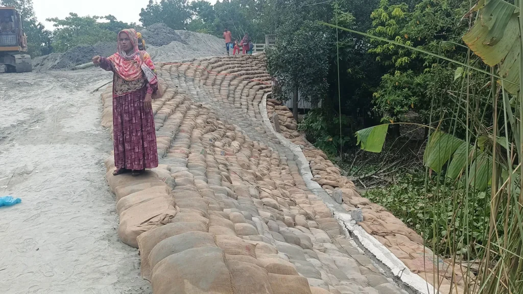মির্জাগঞ্জে সাড়ে ৬ কোটি টাকার সেতুর গাইড ওয়ালে ফাটল