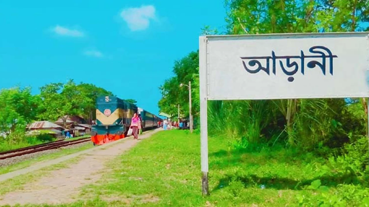 রাজশাহীর আড়ানী স্টেশনে রেললাইনে আগুন, সারাদেশের সঙ্গে ট্রেন চলাচল বন্ধ