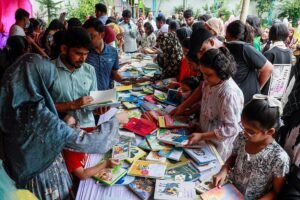ছুটির দিনে চট্টগ্রামের সিলভার বেলস স্কুলে বইয়ের টানে শিক্ষার্থীদের মিলনমেলা
