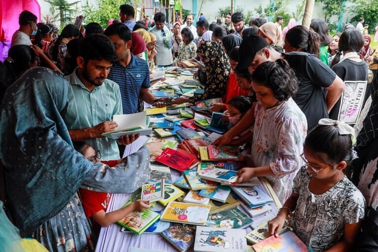 ছুটির দিনে চট্টগ্রামের সিলভার বেলস স্কুলে বইয়ের টানে শিক্ষার্থীদের মিলনমেলা