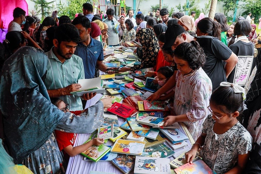 ছুটির দিনে চট্টগ্রামের সিলভার বেলস স্কুলে বইয়ের টানে শিক্ষার্থীদের মিলনমেলা
