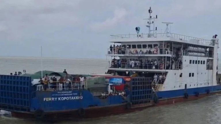 সন্দ্বীপ চ্যানেলে ৯ ঘণ্টা আটকে থাকার পর নিরাপদে বাঁশবাড়িয়া পৌঁছাল ফেরি কপোতাক্ষ