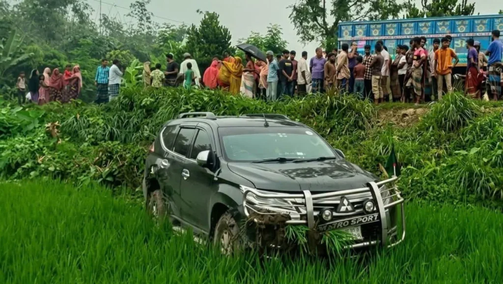 বগুড়ায় দুর্ঘটনার কবলে জনপ্রশাসন প্রতিমন্ত্রীর গাড়ি, আহত বৃদ্ধা