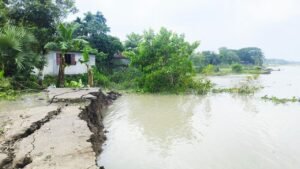সুগন্ধার ভাঙনে বিলীন বাবুগঞ্জ বাজার, হুমকির মুখে জনপদ