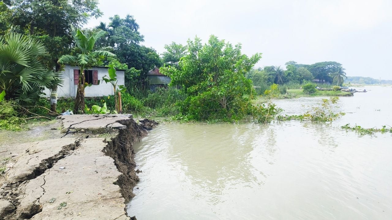 সুগন্ধার ভাঙনে বিলীন বাবুগঞ্জ বাজার, হুমকির মুখে জনপদ