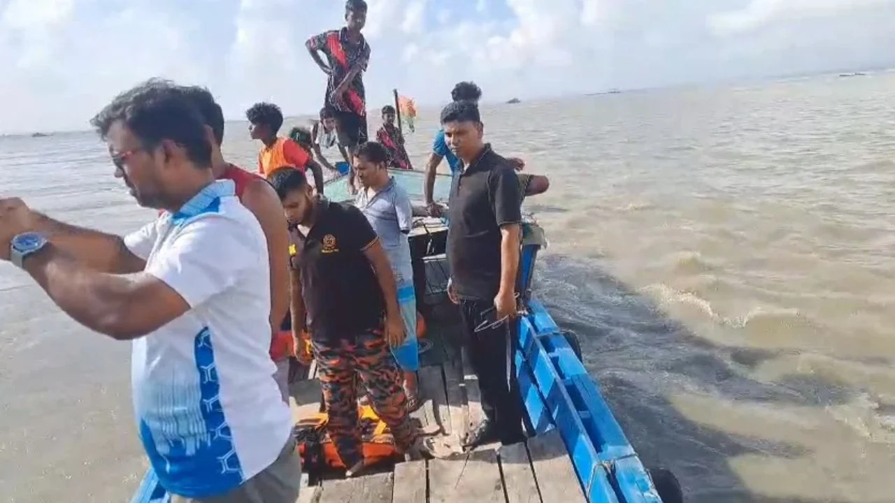 সিরাজগঞ্জে যমুনা নদীতে বালুবোঝাই বলগেট ডুবে দুই শ্রমিক নিখোঁজ, উদ্ধার অভিযান অব্যাহত