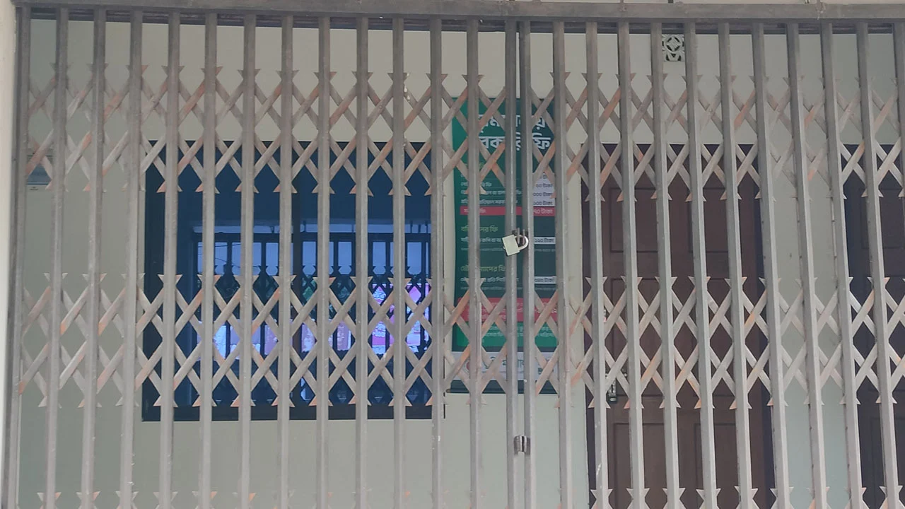 হাইমচরে ভূমি অফিসে তালা: ১২টা পর্যন্ত সেবা মেলেনি