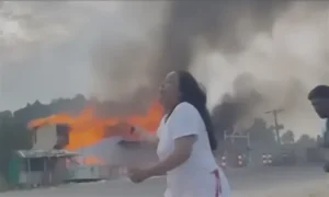 ইনানীতে রিসোর্টে অগ্নিকাণ্ড: স্বজন হারানোর বেদনায় নারীর আহাজারি