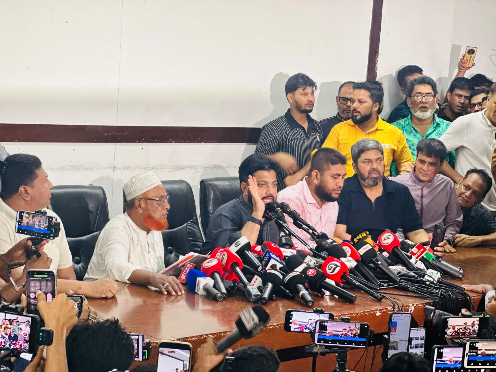 প্রতিমন্ত্রীর পদ থেকে ইশরাক হোসেনের পদত্যাগ