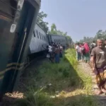 লাকসামে কর্ণফুলী কমিউটার ট্রেনের বগি লাইনচ্যুত