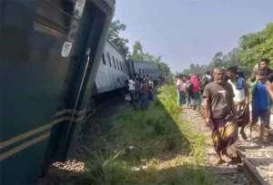 লাকসামে কর্ণফুলী কমিউটার ট্রেনের বগি লাইনচ্যুত