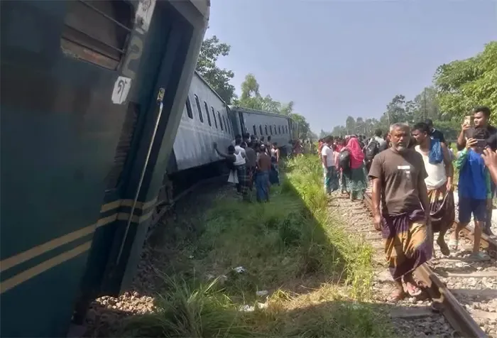 লাকসামে কর্ণফুলী কমিউটার ট্রেনের বগি লাইনচ্যুত